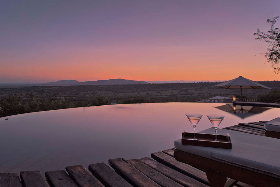 Privatreise Kenia, Pool bei Abenddämmerung, Mara Bushtops Camp, Masai Mara Nationalpark, Kenia Safari