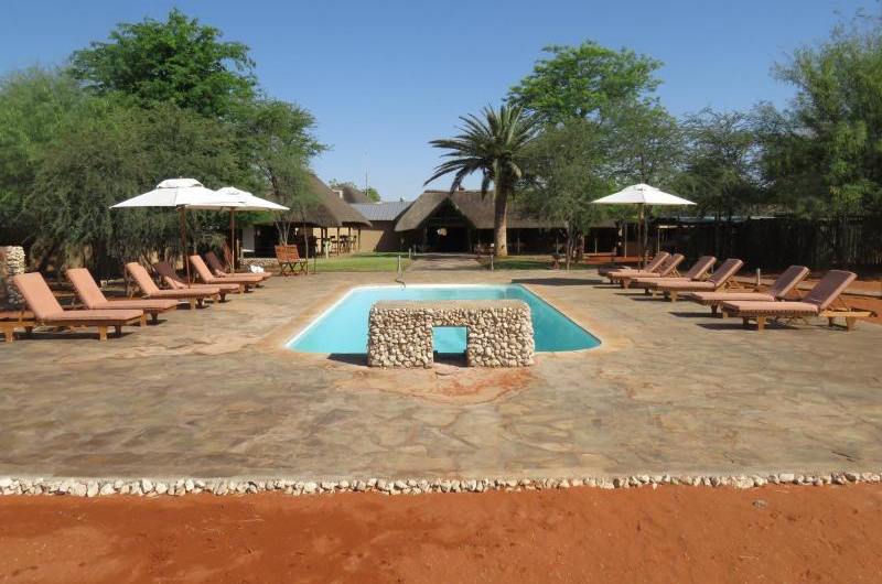 Pool mit Sonnenliegen, Bagatelle Kalahari Game Ranch, Namibia Rundreise