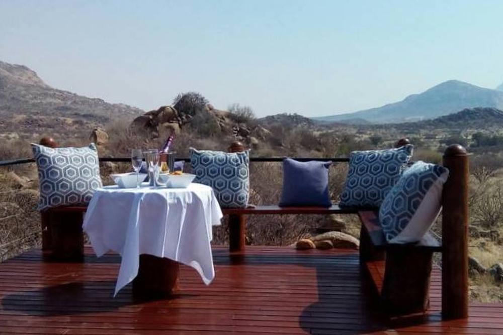 Dinner auf der Terrasse, Hohenstein Lodge, Usakos, Namibia Rundreise