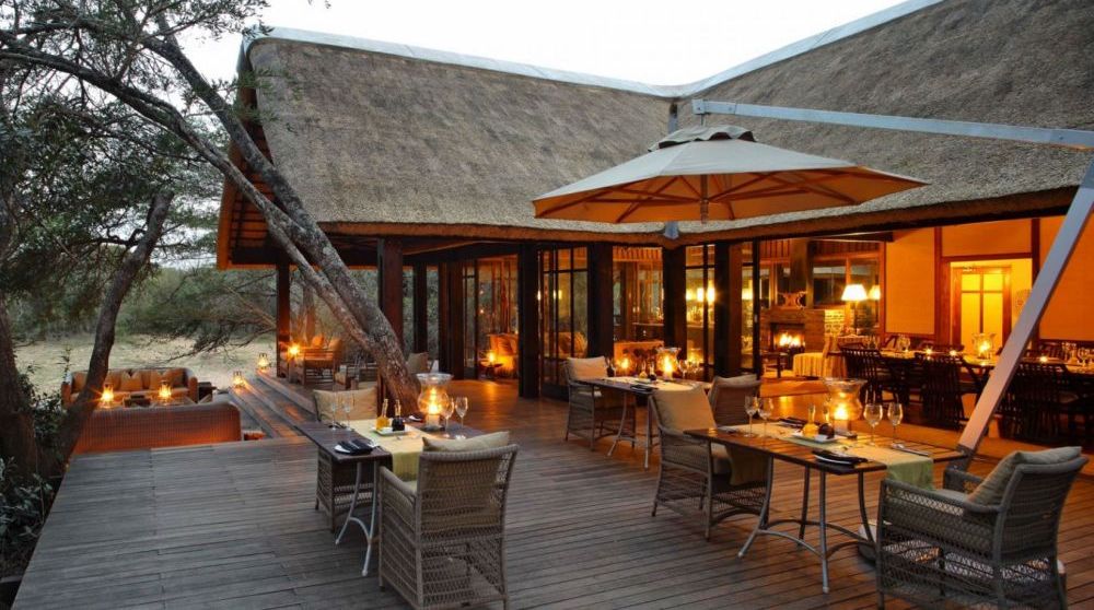 Privatreise Südafrika, Terrasse mit Essbereich, &Beyond Phinda Vlei Lodge, Südafrika