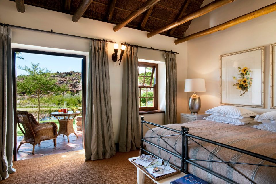 Safari Südafrika, Schlafzimmer mit Balkon, Bushmans Kloof & Spa, Cedarberg Region, Südafrika