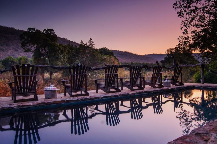 Rundreise Südafrika, Pool bei Sonnenuntergang, Summerfields Rose Retreat & Spa, Mpumalanga, Südafrika