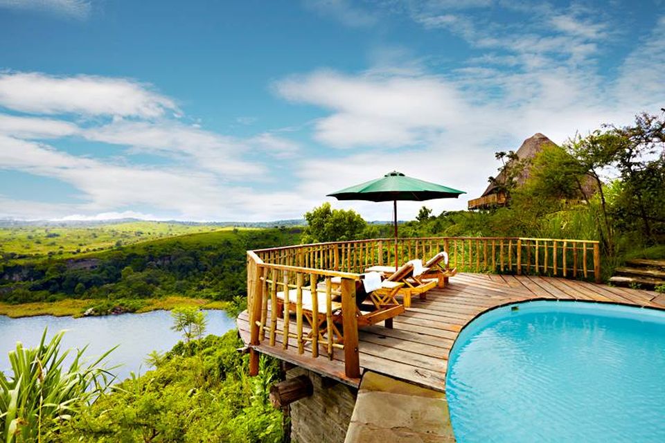 Privatreise Uganda, Terrasse mit Pool, Kyaninga Lodge, Kibale Forest National Park, Uganda