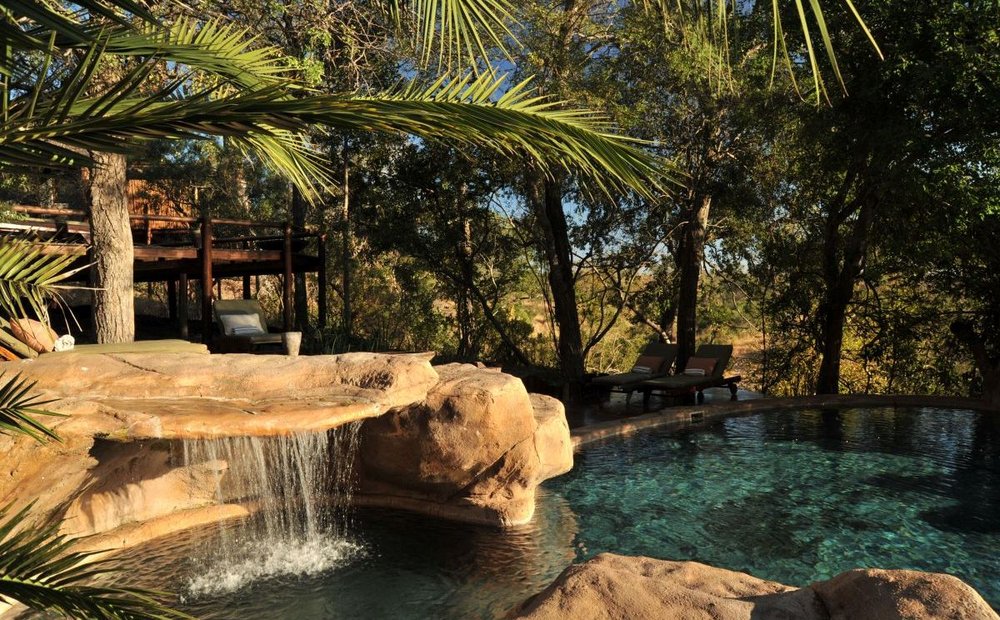 Luxusreise Südafrika, Pool mit Wasserfall, Lukimbi Safari Lodge, Krüger Nationalpark, Südafrika