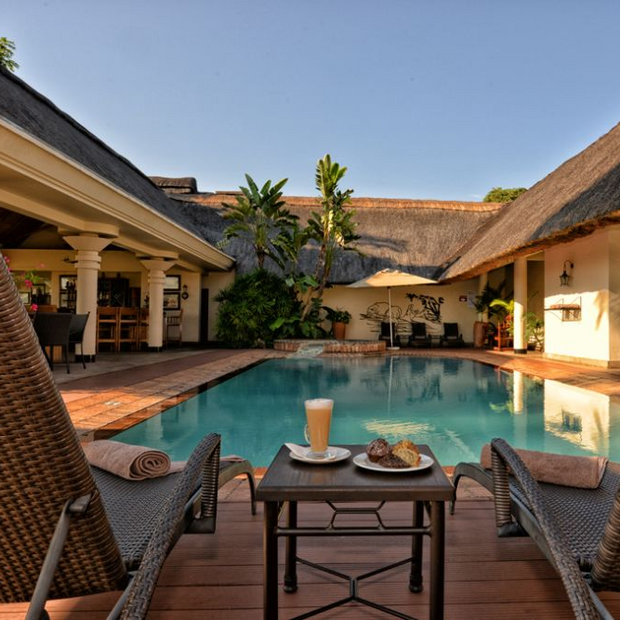 Reise Simbabwe, Liegen am Pool, Ilala Lodge, Victoria Falls