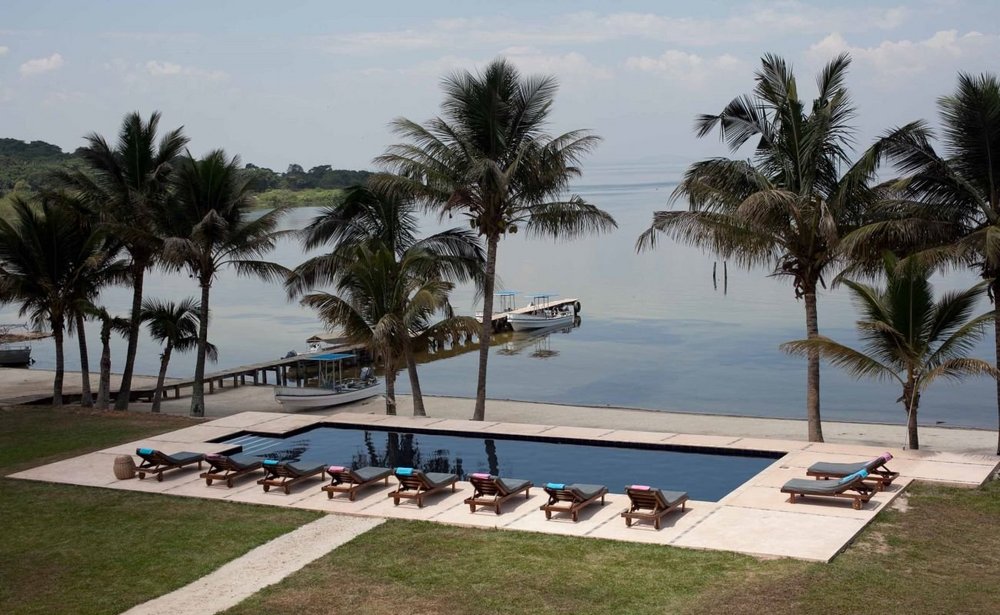 Privatreise Uganda, Pool mit Palmen, Pineapple Bay, Bulago Island, Uganda
