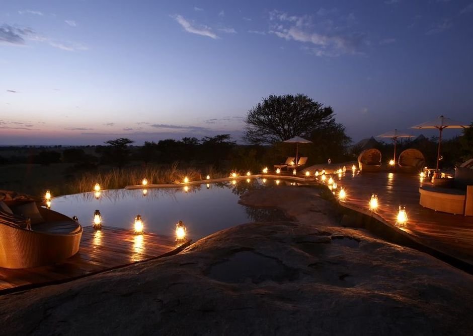 Privatreise Tansania, Pool bei Nacht, Sayari Camp, Serengeti, Tansania Safari