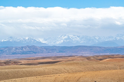Agafay Wueste, Atlastgebirge im Hintergrund, Marokko Rundreise