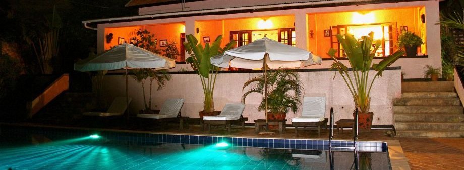 The Boma bei Nacht mit Blick auf Pool und Terrasse, Entebbe, Uganda Luxusreise