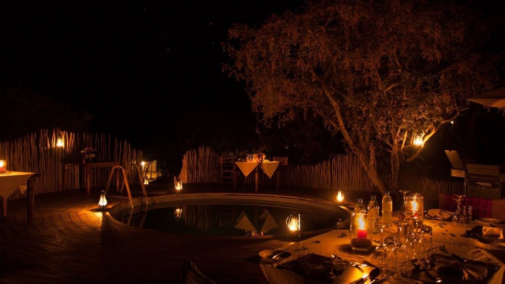 Genussreise Tansania, Dinner am Pool bei Nacht, Serengeti Pioneer Camp, Tansania Reise