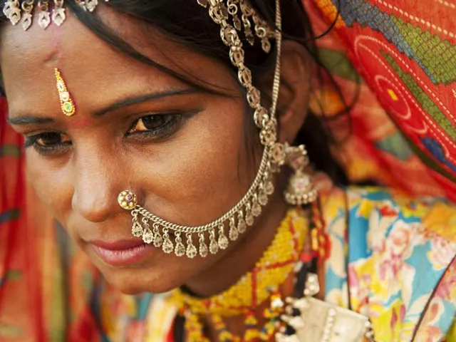 Traditionell geschmückte Inderin, Indien Reise, Asien Special Tours