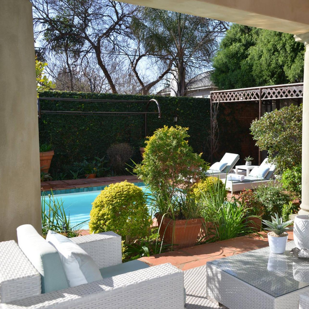 Terrasse mit Pool, AM Milner Guest House, Pretoria, Südafrika Rundreise