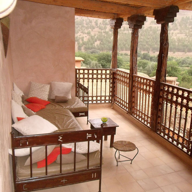 Individualreise Marokko, Balkon mit Ausblick, Dar Itrane Ecolodge, Ait Bouguemez Tal, Marokko