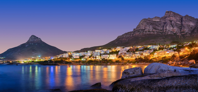 Blick auf Kapstadt bei Nacht, Südafrika Reise