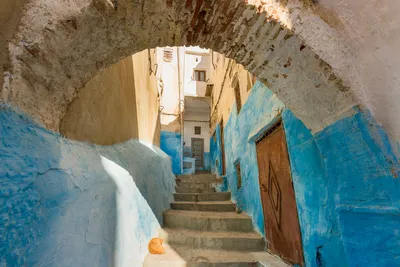 Malerische, blaue Straße in Tetouan, Marokko