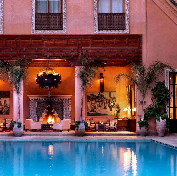 Privatreise Marokko, Pool mit Lounge Bereich, Les Jardins de la Koutoubia, Marrakesch, Marokko
