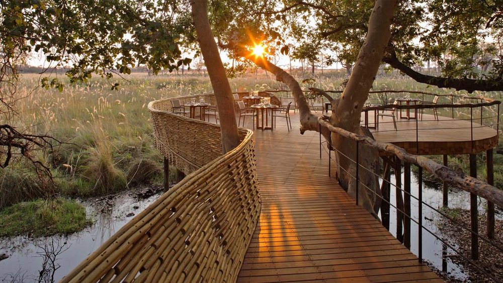 Luxusreise Botswana, Aussichtsterrasse &Beyond Sandibe Okavango Safari Lodge