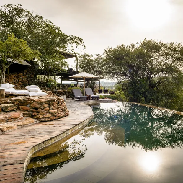 Rundreise Tansania, Pool mit Terrasse, Singita Faru Faru Lodge, Grumeti Game Reserve, Tansania Safari