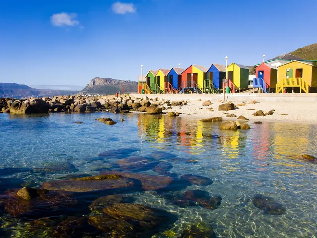 Privatreise Südafrika, St. James Beach mit den bunten Häusern in Kapstadt, Südafrika