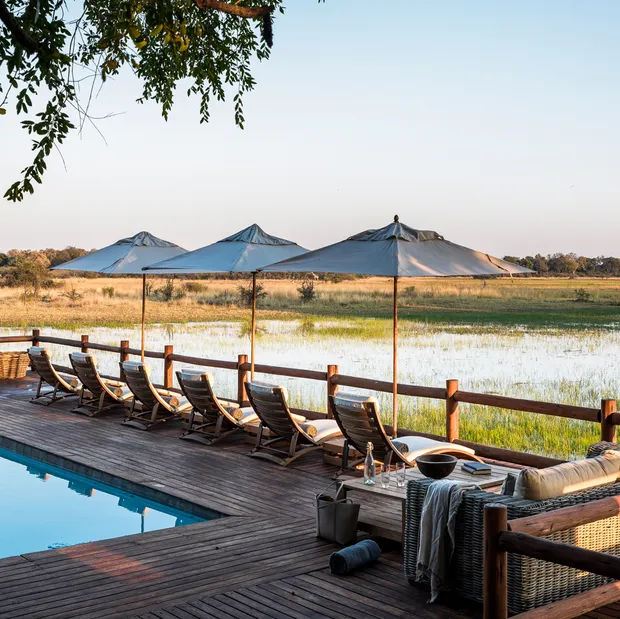 Pool im Sanctuary Chief's Camp, Rundreise Botswana 