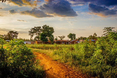 Dorfstraße nahe Jinja, Uganda Rundreise