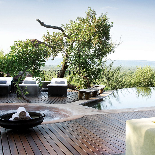 Luxusreise Südafrika, Lagerfeuer und Pool, Molori Safari Lodge, Madikwe Game Reserve, Südafrika