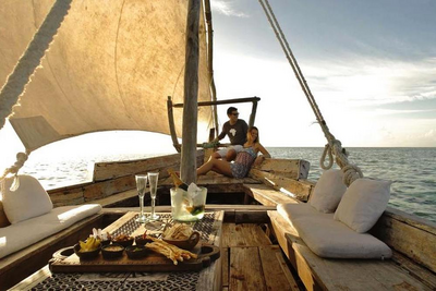Segelyacht vor Mmemba Island, Tansania Hochzeitsreise