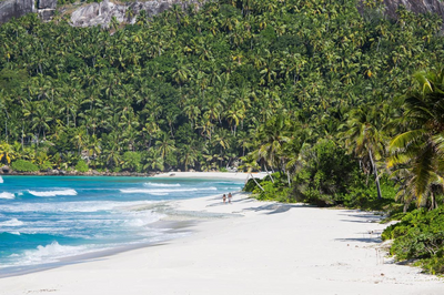 Spaziergang am Strand, North Island, Seychellen Rundreise