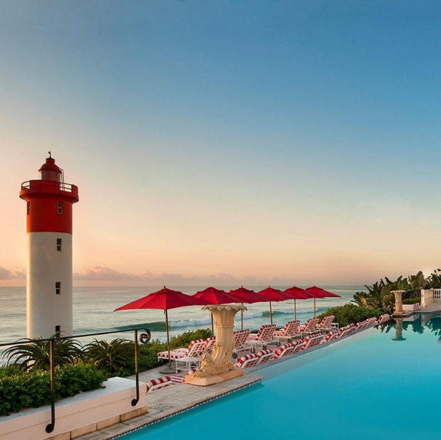 Individualreise Südafrika, Poolanlage mit Leuchtturm, Oyster Box Hotel, Umhlanga, Südafrika