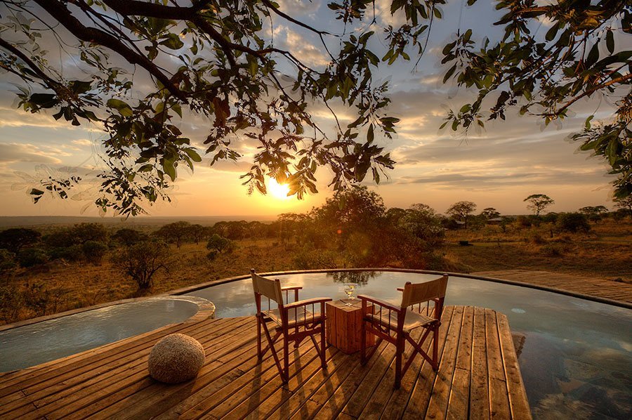 Rundreise Tansania, Terrasse mit Pool, Serengeti Bushtops Camp, Tansania Safari